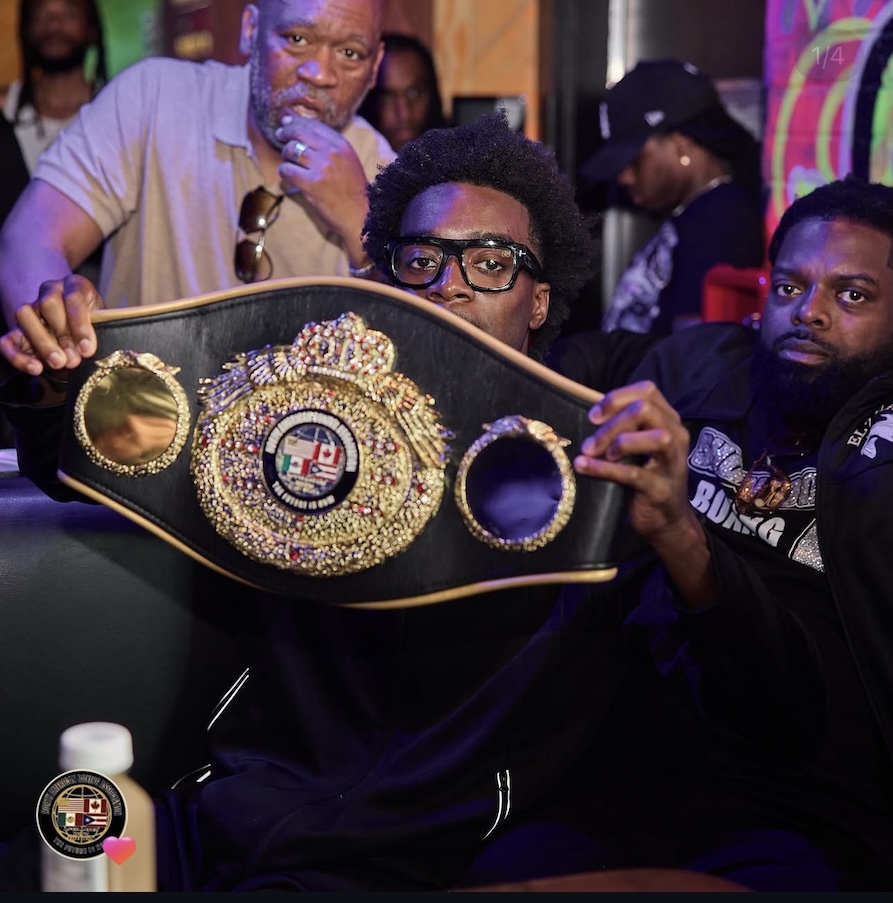 Samuel Arnold scores first-round knockout in title defense